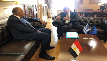 وزير الخارجية المصري سامح شكري ونظيره اليوناني نيكوس ديندياس