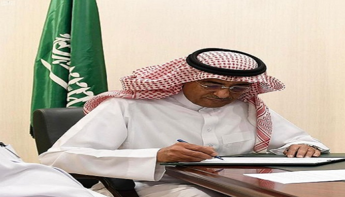 المهندس أحمد بن علي البيز يوقع الاتفاقية تنفيذ المشروع