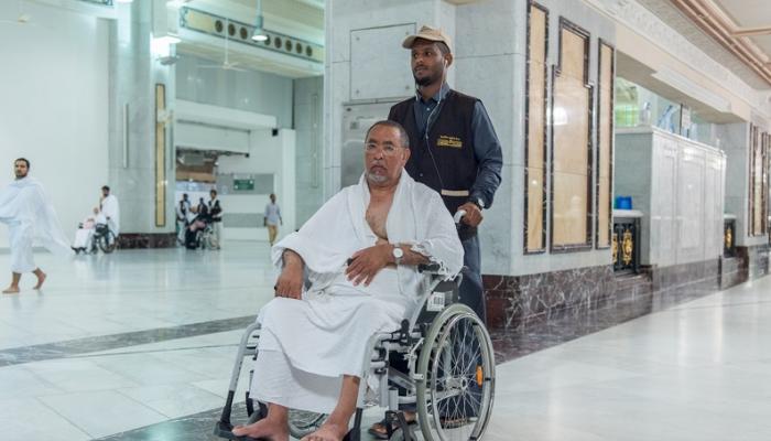 المتطوعون يساعدون الحجاج على أداء عبادتهم بكل سهولة - أرشيفية
