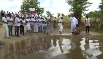 مواطنون يمارسون طقوس التطهير في ساحل العاج
