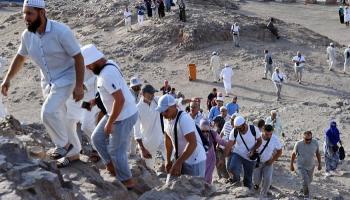 الحجاج يتوافدون على المساجد الكبرى والمعالم التاريخية بالمدينة المنورة