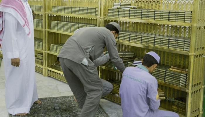 خلال المواسم يتم توزيع 1000 مصحف يوميا تهدى لزوار وقاصدي الحرم المكي