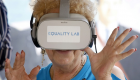 تقنية الواقع الافتراضي تكسر عزلة المسنين 