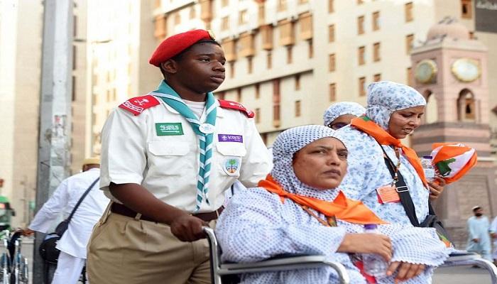 شباب يتطوعون لخدمة حجاج بيت الله الحرام