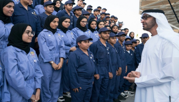 محمد بن زايد يستقبل فريق سفراء العطاء المشارك في أعمال تطوعية بدول عدة