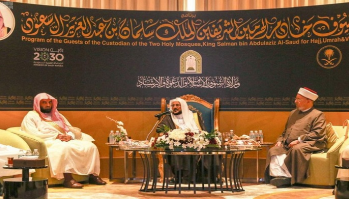 وزير الشؤون الإسلامية خلال لقائه ضيوف برنامج خادم الحرمين الشريفين