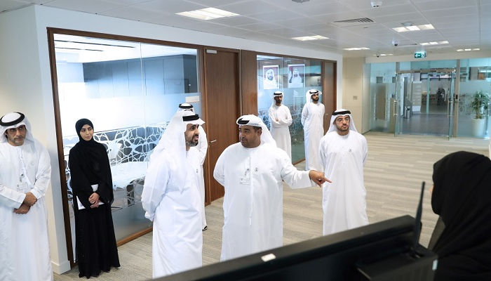 الشيخ ذياب بن محمد بن زايد آل نهيان يستمع لشرح حول العمل الجمركي