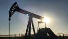 النفط يصعد أكثر من 2% بفعل اليوان وتوقعات خفض الإنتاج