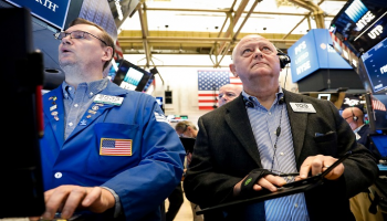 متعاملان أثناء التداول في بورصة نيويورك - رويترز