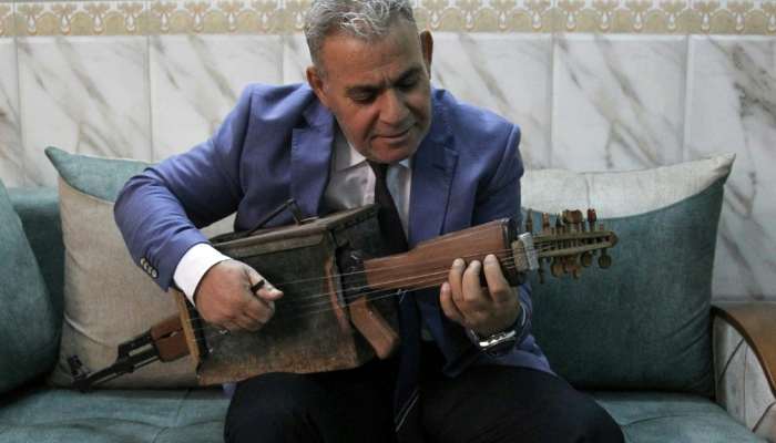 ماجد عبدالنور ممسكا ببندقيته الموسيقية