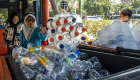 ركوب الحافلات بـ"النفايات البلاستيكية" في إندونيسيا 