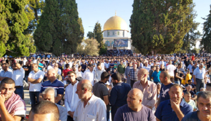 فلسطينيون خلال صلاة عيد الأضحى بمحيط قبة الصخرة