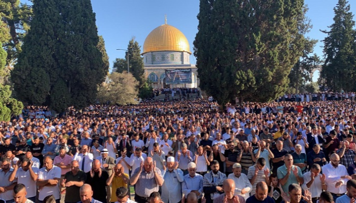 مقدسيون خلال صلاة عيد الأضحى بمحيط قبة الصخرة