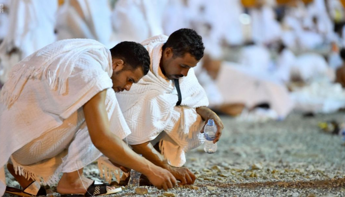 الحجاج يبدأون التقاط الجمار
