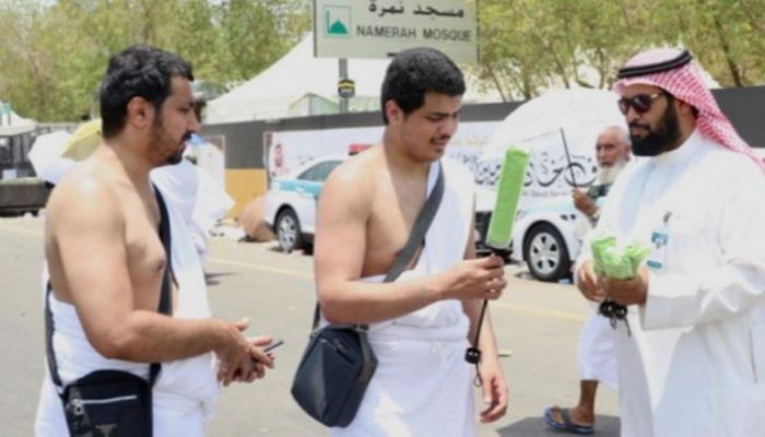 جانب من توزيع المظلات على الحجاج