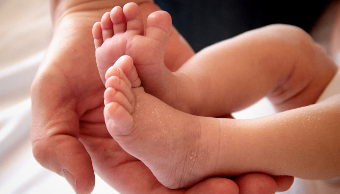 لين العظام يصيب الأطفال نتيجة خلل في ترسيب المعادن