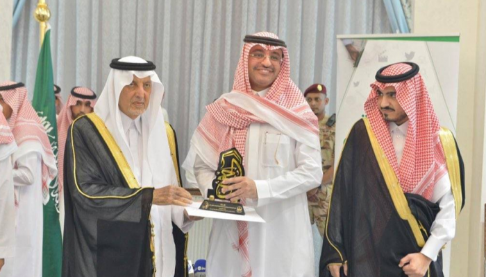 الأمير خالد الفيصل يتوَّج مركز التواصل الحكومي بدرع المركز الأول للجائزة