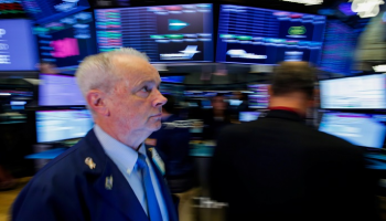 متعامل أثناء التداول في بورصة نيويورك - رويترز