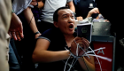 انتقادات لمتظاهري هونج كونج لاعتدائهم على صحفي