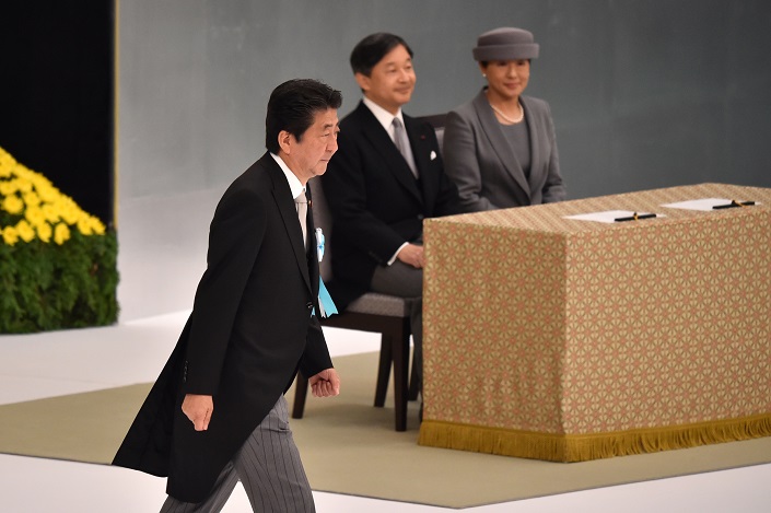  الإمبراطور مع زوجته الإمبراطورة ماساكو ورئيس الوزراء شينزو آبي