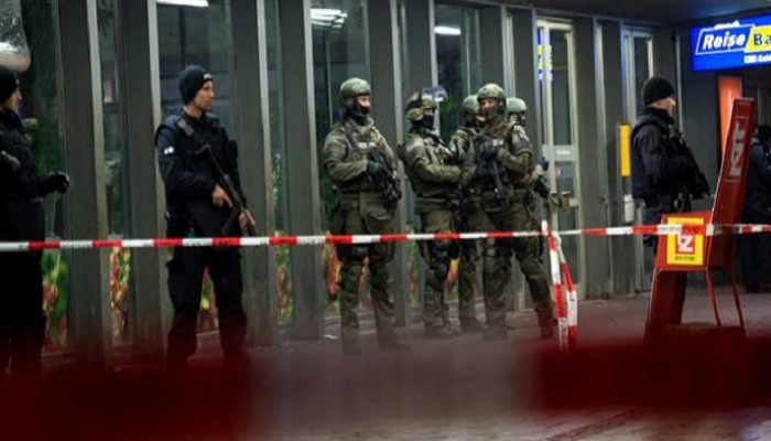 الشرطة الألمانية أثناء إخلائها محطة القطار
