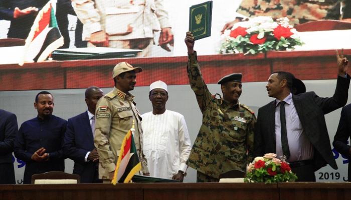 فرحة الأطراف السودانية عقب توقيع وثائق المرحلة الانتقالية