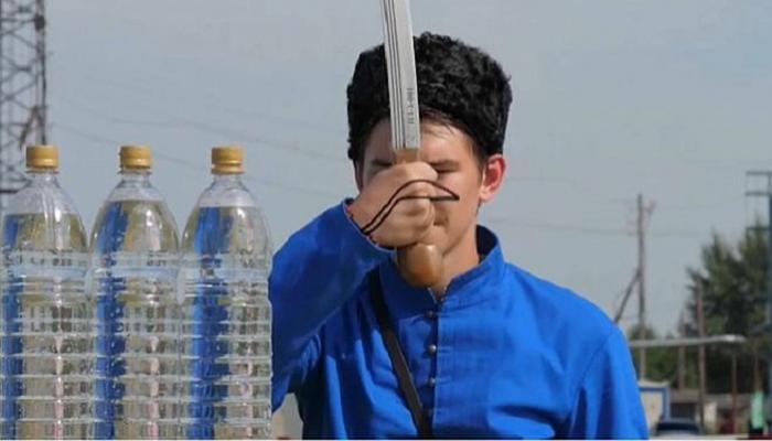 المشاركون يتنافسون على إظهار براعتهم وقوتهم