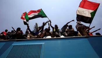 سودانيون يحتفلون بتوقيع الاتفاق التاريخي - رويترز