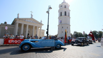 200 سيارة قديمة تحيي الذكرى الـ30 لسلسلة درب البلطيق