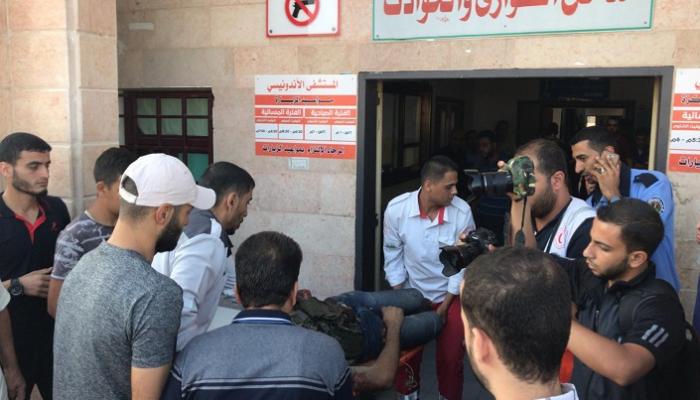 وصول الشبان الفلسطينيين إلى المستشفى