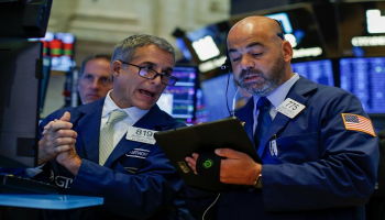 متعاملان أثناء التداول في بورصة نيويورك- رويترز