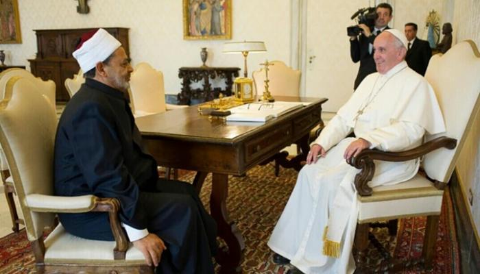 فضيلة شيخ الأزهر مع قداسة البابا فرنسيس خلال لقائهما في أبوظبي