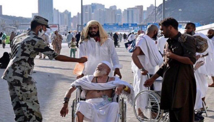 رجال الأمن تفانوا في مساعدة الحجاج