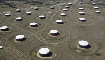 خزانات لتخزين النفط الخام - رويترز