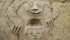 جدارية عمرها 3800 عام.. ضفدعة تحتضن رأس رجل