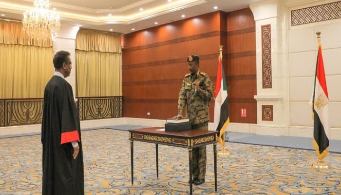 عبد الفتاح البرهان يؤدي القسم رئيسا للمجلس السيادي