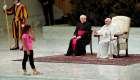 طفلة ترقص على "مسرح الفاتيكان" أثناء عظة البابا فرنسيس