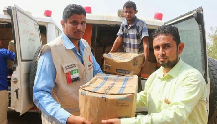 هيئة الهلال الأحمر الإماراتي تُسلِّم شحنة أدوية في حيس اليمنية