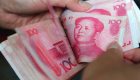 اليوان الصيني يتراجع أمام الدولار.. والبنوك تدعمه