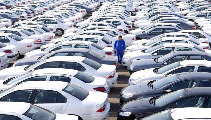 فني يقف بين سيارات إيرانية الصنع في العاصمة طهران - رويترز
