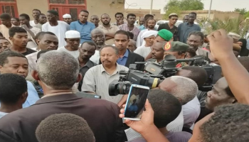 حمدوك خلال زيارته لمنطقة الجيلي لتفقد حجم الأضرار