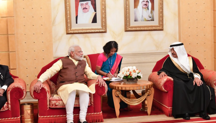 رئيس وزراء البحرين يستقبل نظيره الهندي
