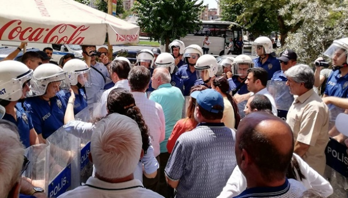 الشرطة التركية تفض بالقوة مسيرات رافضة لعزل رؤساء البلديات