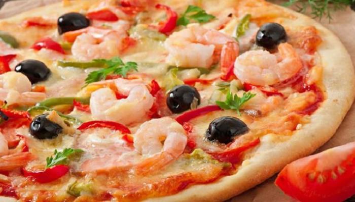 البيتزا وجبة غير صحية بالمرة وتحتوي على العديد من المخاطر