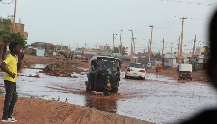 مياه الأمطار تعيق حركة السير في السودان