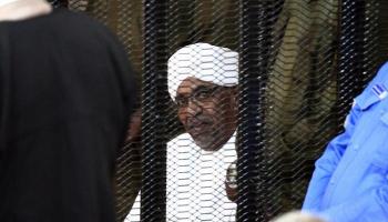الرئيس السوداني المعزول عمر البشير في قفص الاتهام