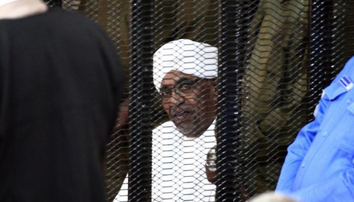 الرئيس السوداني المعزول عمر البشير في قفص الاتهام