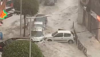 شوارع مدينة أرجاندا ديل راي تحولت إلى أنهار موحلة تجرف سيارات