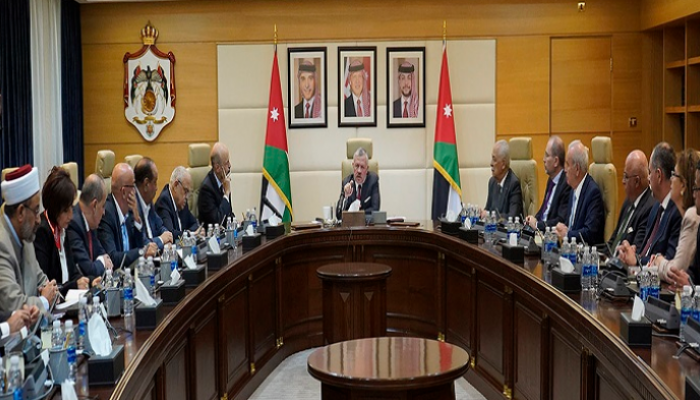العاهل الأردني خلال ترؤسه جانبا من جلسة مجلس الوزراء
