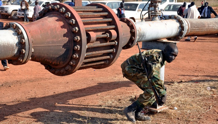مسلح قرب حقل نفط في جنوب السودان - رويترز